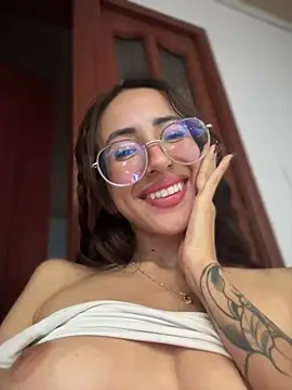 Snapshot of lauravasquez chatting on 03.17.25 lauravasquez online show from 03.17.25