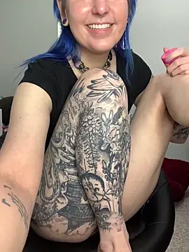 Snapshot of MissCumberdale chatting on 10.08.25 MissCumberdale online show from 10.08.25