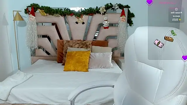 Snapshot of sophia_hadid chatting on 12.17.24 sophia hadid online show from 12.17.24