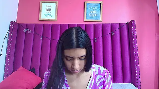 Snapshot of littlee_emilyy_ chatting on 12.12.24 littlee emilyy  online show from 12.12.24