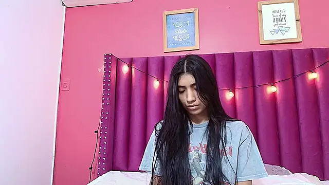 Snapshot of littlee_emilyy_ chatting on 01.22.25 littlee emilyy  online show from 01.22.25