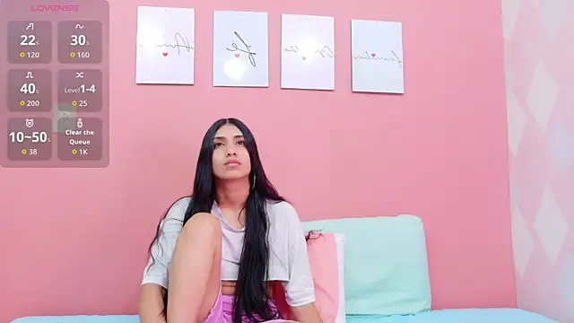 Snapshot of littlee_emilyy_ chatting on 10.04.25 littlee emilyy  online show from 10.04.25