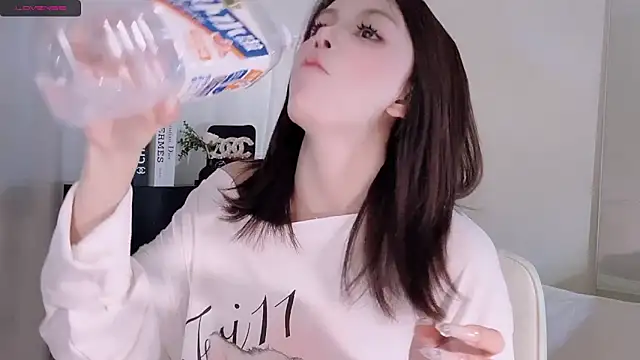 Snapshot of lvy-w chatting on 10.30.25 lvy-w online show from 10.30.25