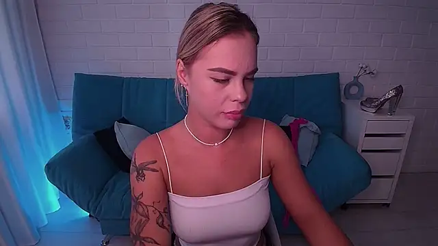 Snapshot of RikaRaily chatting on 09.10.25 RikaRaily online show from 09.10.25