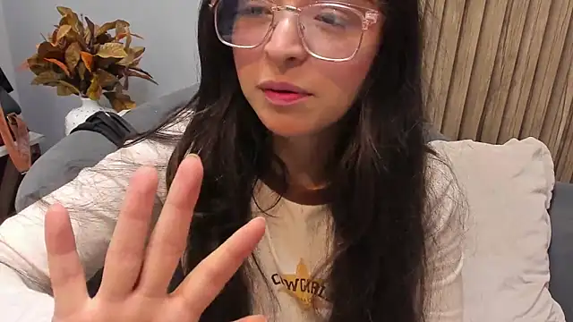 Snapshot of Eva_Macalliter chatting on 03.20.25 Eva Macalliter online show from 03.20.25