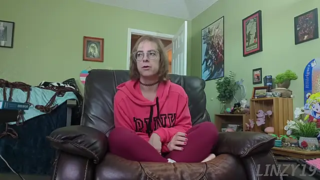 Snapshot of Linzy_19 chatting on 01.18.25 Linzy 19 online show from 01.18.25