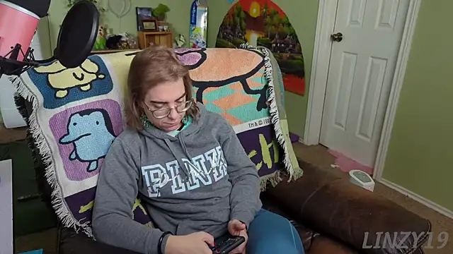 Snapshot of Linzy_19 chatting on 02.21.25 Linzy 19 online show from 02.21.25