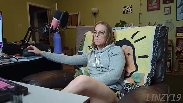 Snapshot of Linzy_19 chatting on 03.05.25 Linzy 19 online show from 03.05.25
