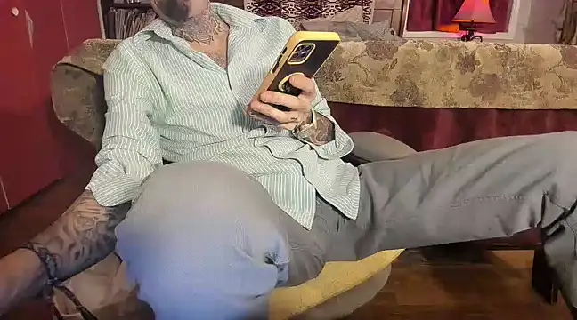 Snapshot of RoosterWabbit chatting on 03.23.25 RoosterWabbit online show from 03.23.25