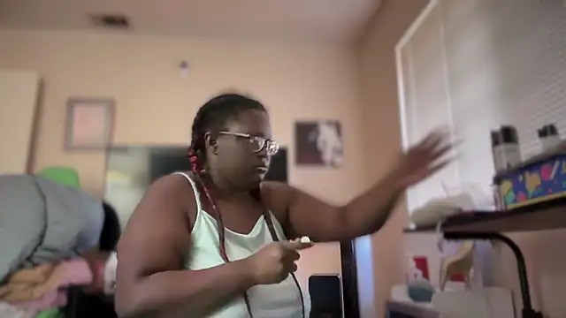 Snapshot of Yagurl__west chatting on 01.18.25 Yagurl west online show from 01.18.25