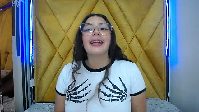 Snapshot of Paola_Lyon_ chatting on 02.07.25 Paola Lyon online show from 02.07.25