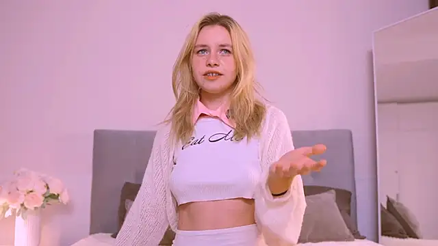 Snapshot of FapClubFamm chatting on 09.19.25 FapClubFamm online show from 09.19.25