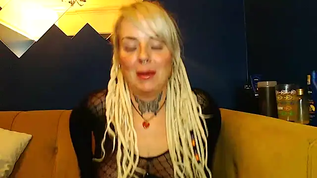pixiedreadx online show from 10.21.25