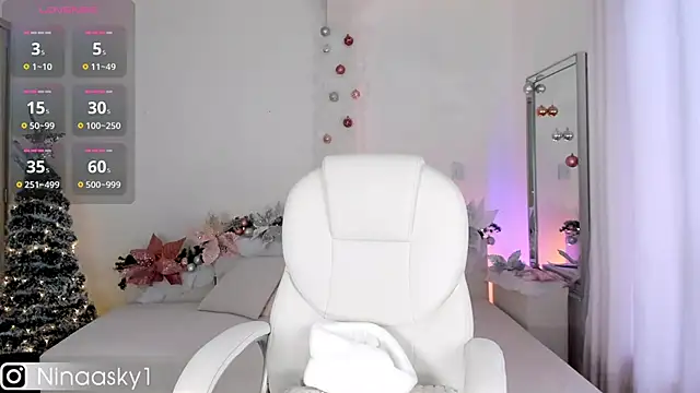 Snapshot of ninaa_sky chatting on 12.13.24 ninaa sky online show from 12.13.24