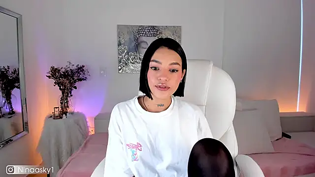 Snapshot of ninaa_sky chatting on 02.19.25 ninaa sky online show from 02.19.25