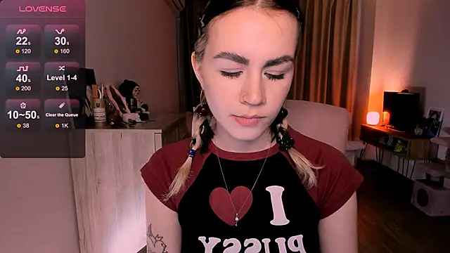 Snapshot of _selectrra chatting on 03.19.25  selectrra online show from 03.19.25