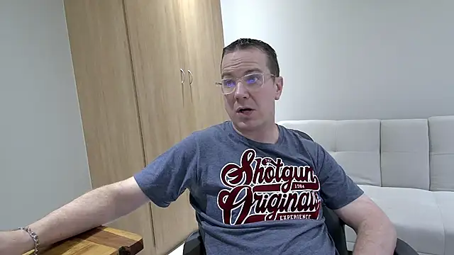 Snapshot of BrettJ81 chatting on 01.07.25 BrettJ81 online show from 01.07.25