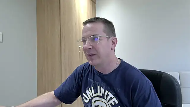 Snapshot of BrettJ81 chatting on 01.11.25 BrettJ81 online show from 01.11.25