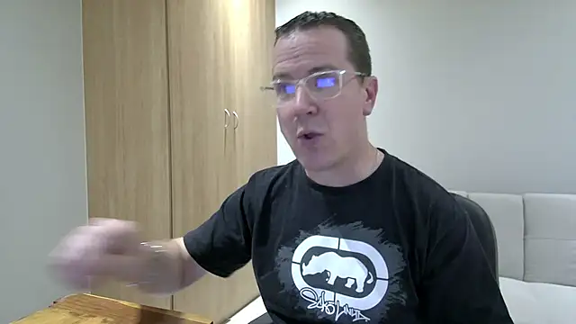 Snapshot of BrettJ81 chatting on 09.10.25 BrettJ81 online show from 09.10.25
