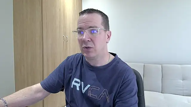 Snapshot of BrettJ81 chatting on 09.15.25 BrettJ81 online show from 09.15.25