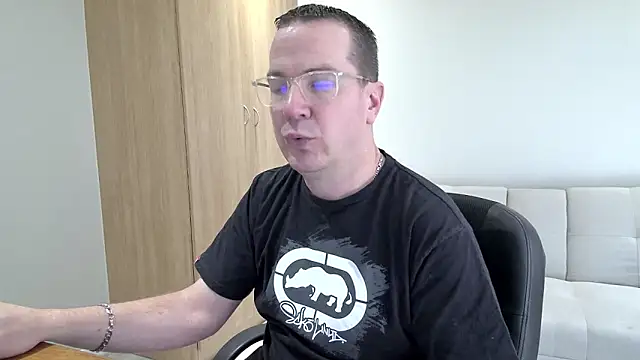 Snapshot of BrettJ81 chatting on 09.19.25 BrettJ81 online show from 09.19.25