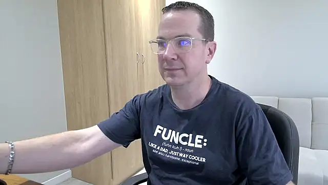 Snapshot of BrettJ81 chatting on 09.22.25 BrettJ81 online show from 09.22.25