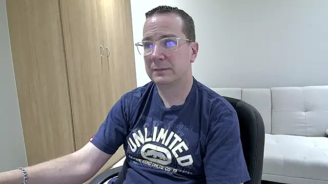 Snapshot of BrettJ81 chatting on 09.23.25 BrettJ81 online show from 09.23.25
