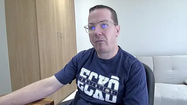 Snapshot of BrettJ81 chatting on 09.26.25 BrettJ81 online show from 09.26.25