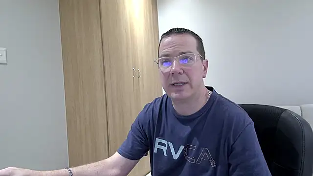Snapshot of BrettJ81 chatting on 09.28.25 BrettJ81 online show from 09.28.25