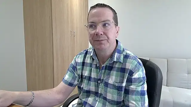 Snapshot of BrettJ81 chatting on 10.04.25 BrettJ81 online show from 10.04.25
