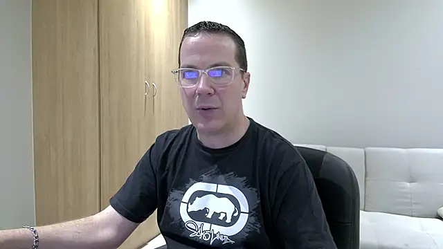 Snapshot of BrettJ81 chatting on 10.06.25 BrettJ81 online show from 10.06.25