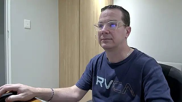 Snapshot of BrettJ81 chatting on 10.08.25 BrettJ81 online show from 10.08.25