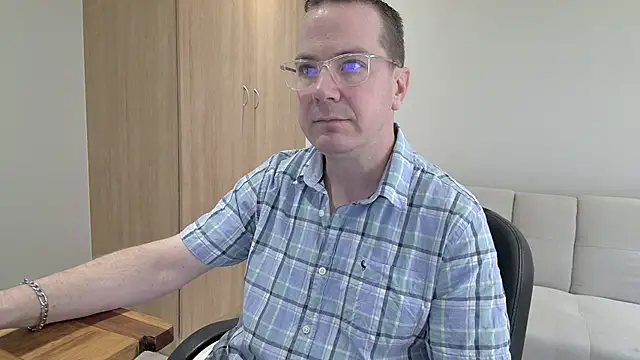 Snapshot of BrettJ81 chatting on 10.11.25 BrettJ81 online show from 10.11.25