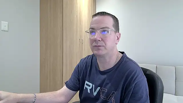 Snapshot of BrettJ81 chatting on 10.12.25 BrettJ81 online show from 10.12.25