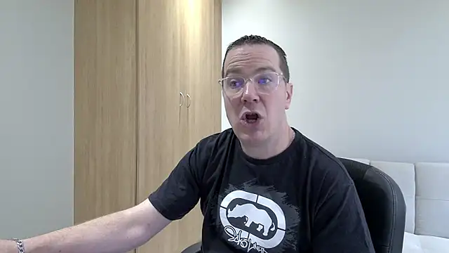 Snapshot of BrettJ81 chatting on 10.18.25 BrettJ81 online show from 10.18.25