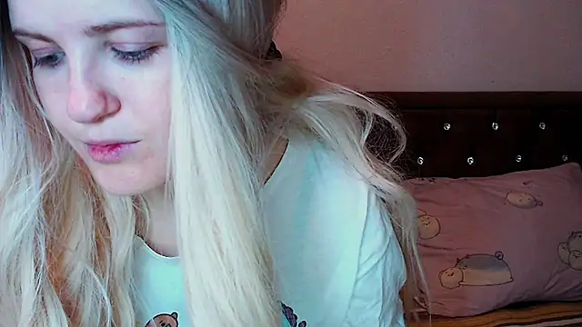 Snapshot of Sara4uu chatting on 10.03.25 Sara4uu online show from 10.03.25