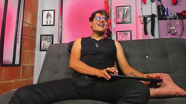 Snapshot of dom2travelersss chatting on 03.16.25 dom2travelersss online show from 03.16.25