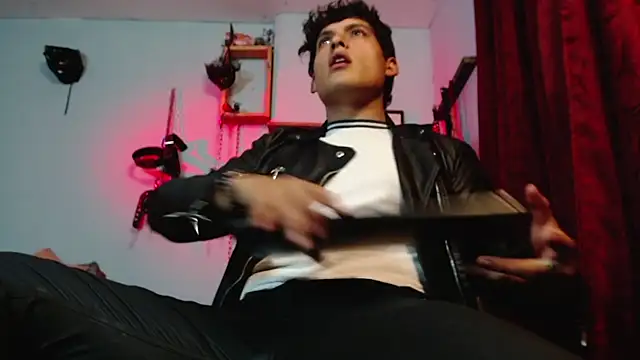 Snapshot of dom2travelersss chatting on 10.13.25 dom2travelersss online show from 10.13.25