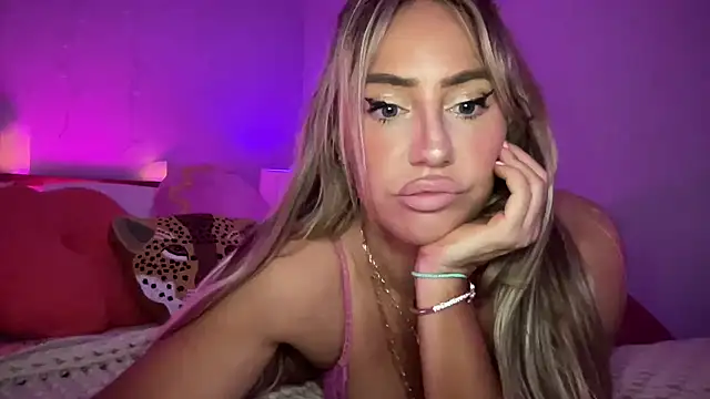 Snapshot of Fitnessbabe69 chatting on 12.21.24 Fitnessbabe69 online show from 12.21.24