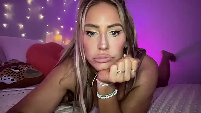 Snapshot of Fitnessbabe69 chatting on 01.05.25 Fitnessbabe69 online show from 01.05.25