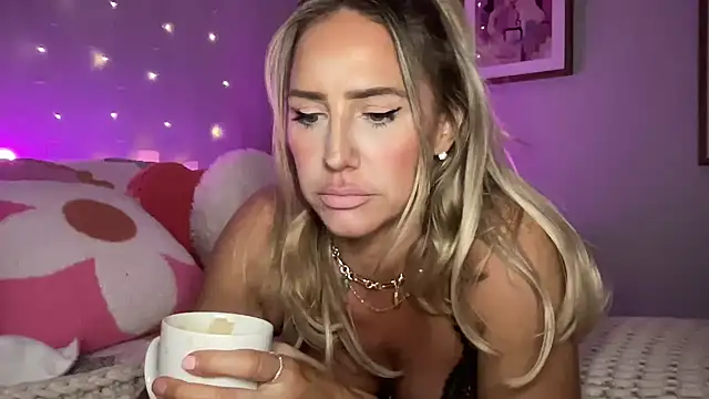 Snapshot of Fitnessbabe69 chatting on 03.21.25 Fitnessbabe69 online show from 03.21.25